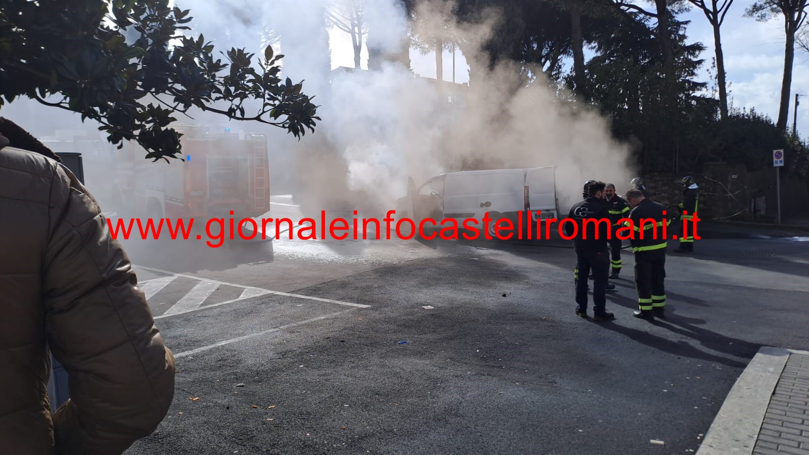 Velletri, paura in via Salvo D’Acquisto per l’incendio di un furgone in marcia