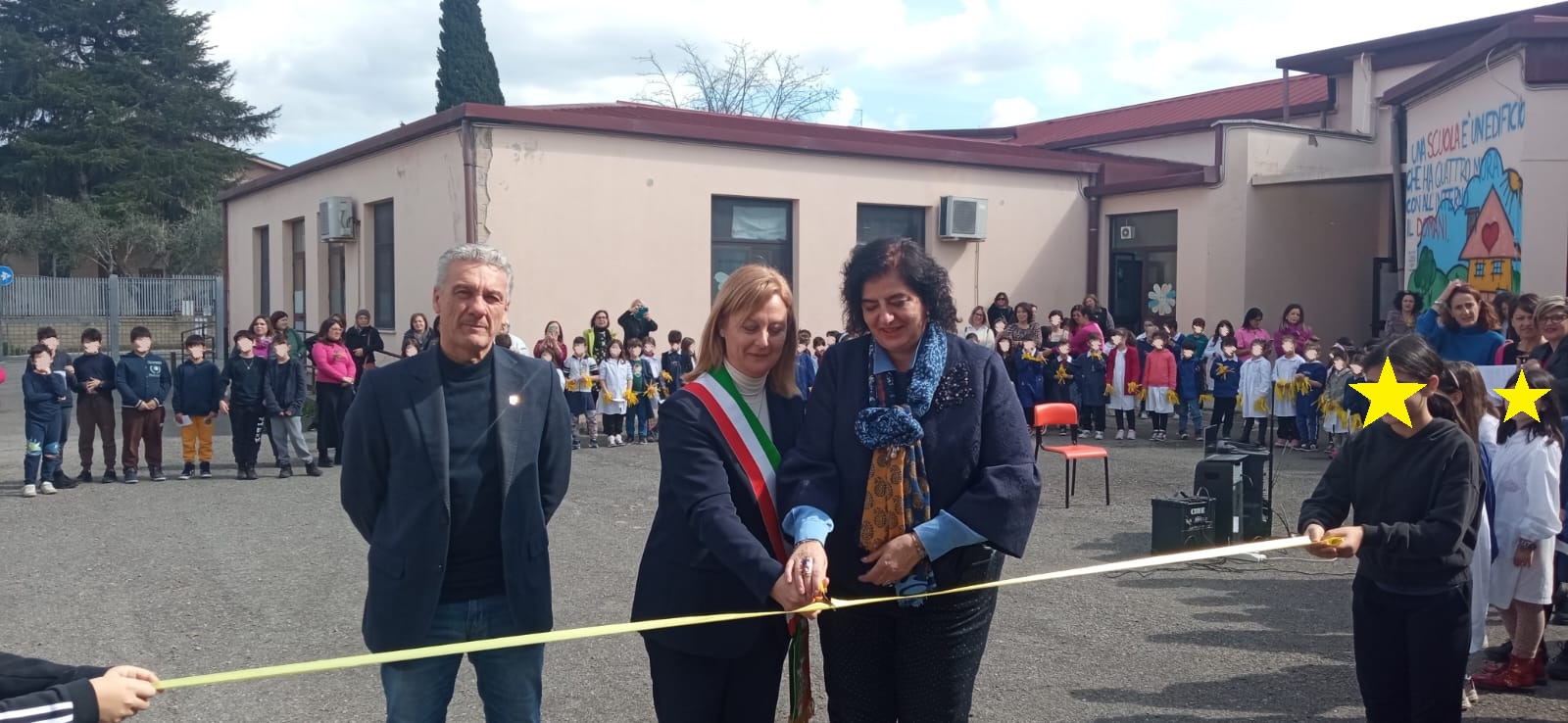 Ciampino, alla scuola primaria T. Rossi del II Circolo didattico una panchina rossa contro la violenza di genere