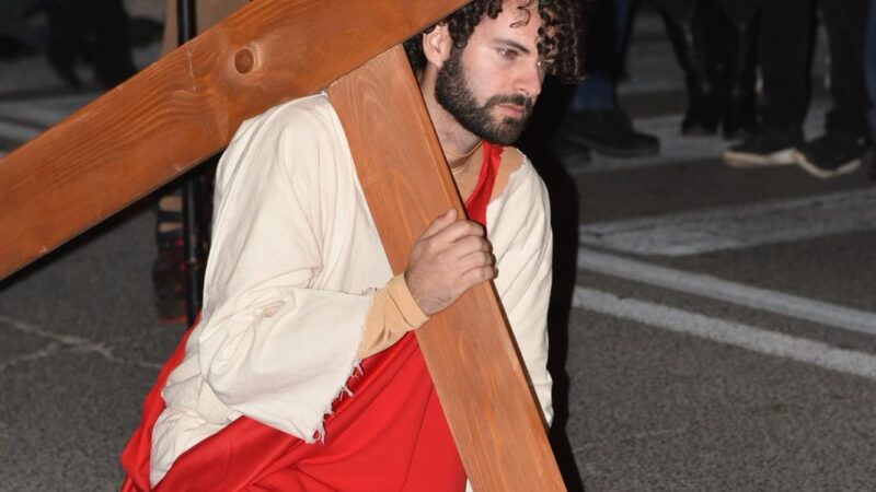 Ariccia grande successo della Via Crucis organizzata dall’Associazione Amici per Caso