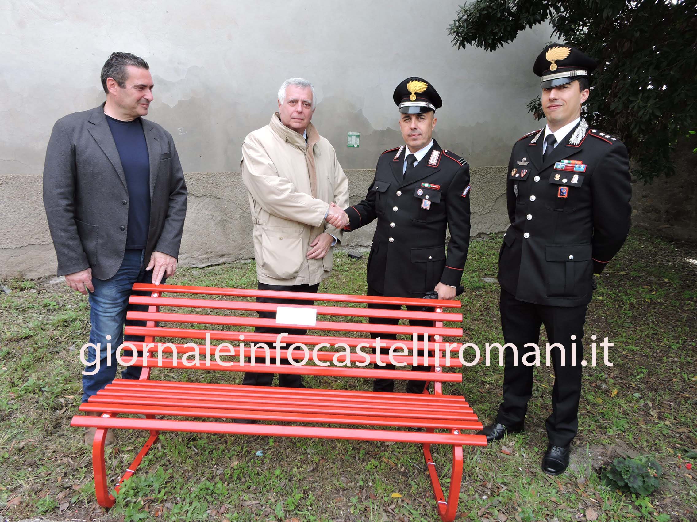 Ariccia, inaugurate due panchine rosse: una alla scuola Volterra, come avevano chiesto i giovani studenti al sindaco lo scorso anno