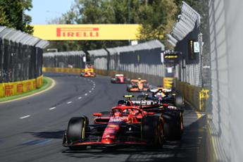 Doppietta Ferrari in Gp Australia, Sainz trionfa e Leclerc secondo