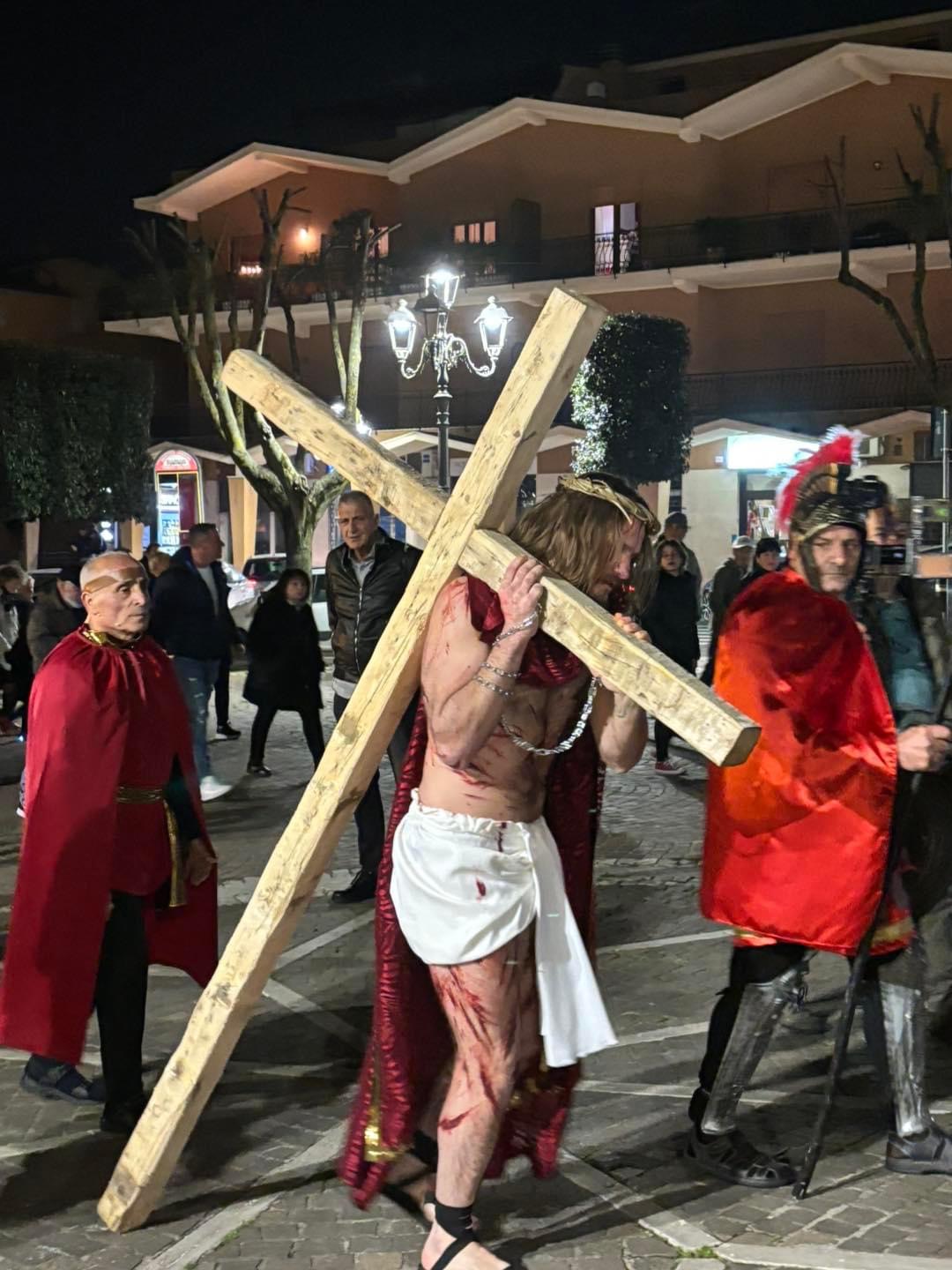 Lariano, le foto della Passione di Gesù messa in scena in piazza ieri sera