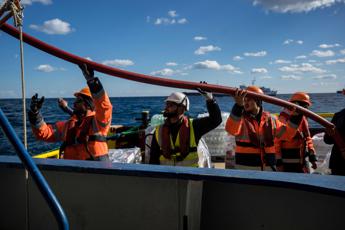 Migranti, sbarco a Pozzallo per Sea Watch: a bordo 17enne morto