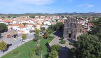 Nuoro, attentato al Comune di Ottana: bomba all’ingresso del municipio esplosa nella notte