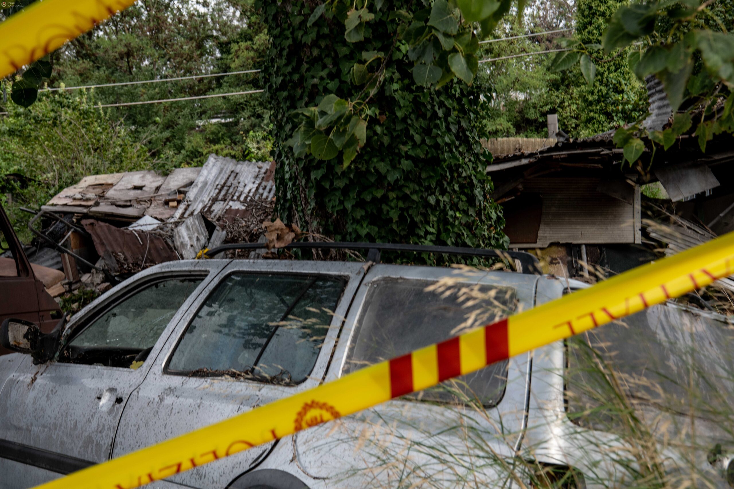 Roma, in località Colle del Sole: pattuglia della Polizia Locale scopre deposito abusivo di auto e pezzi di ricambio