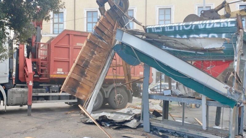 Decoro urbano, duplice intervento della Polizia Locale a piazza del Popolo e Stazione Termini: rimosse bici e chioschi abbandonati