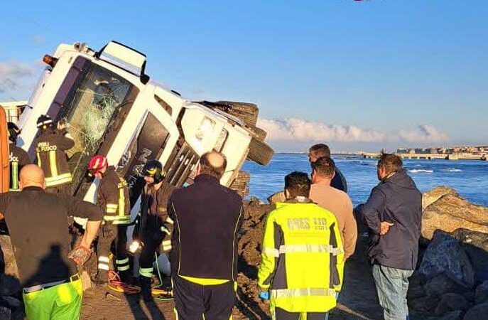 Ostia, camion finisce sulla scogliera in piazza Magellano: autista estratto vivo dai pompieri