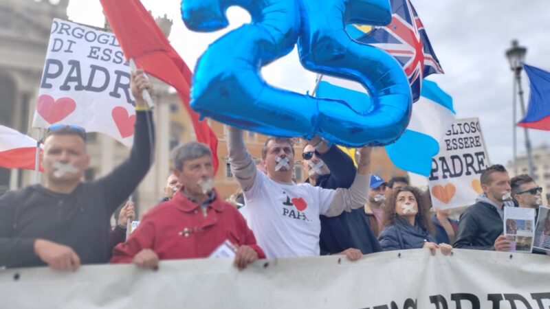 Roma, centinaia di papà separati dai figli manifestano in Piazza San Giovanni