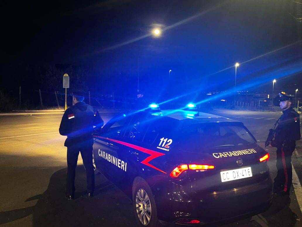 Cecchina, serata di terrore per una famiglia: imprenditore sequestrato, picchiato e rapinato da gruppo di banditi armati e con le pettorine da Carabinieri