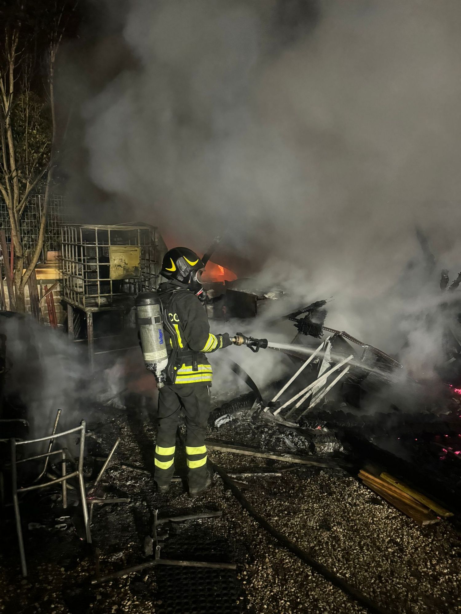 Marino, incendio manufatto a Frattocchie, fiamme estinte dopo 2 ore di lavoro