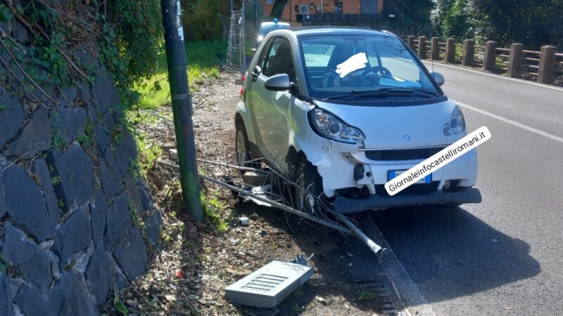 Nemi, auto sbanda e finisce fuori strada su via Nemorense. Nell’urto abbatte palo della luce