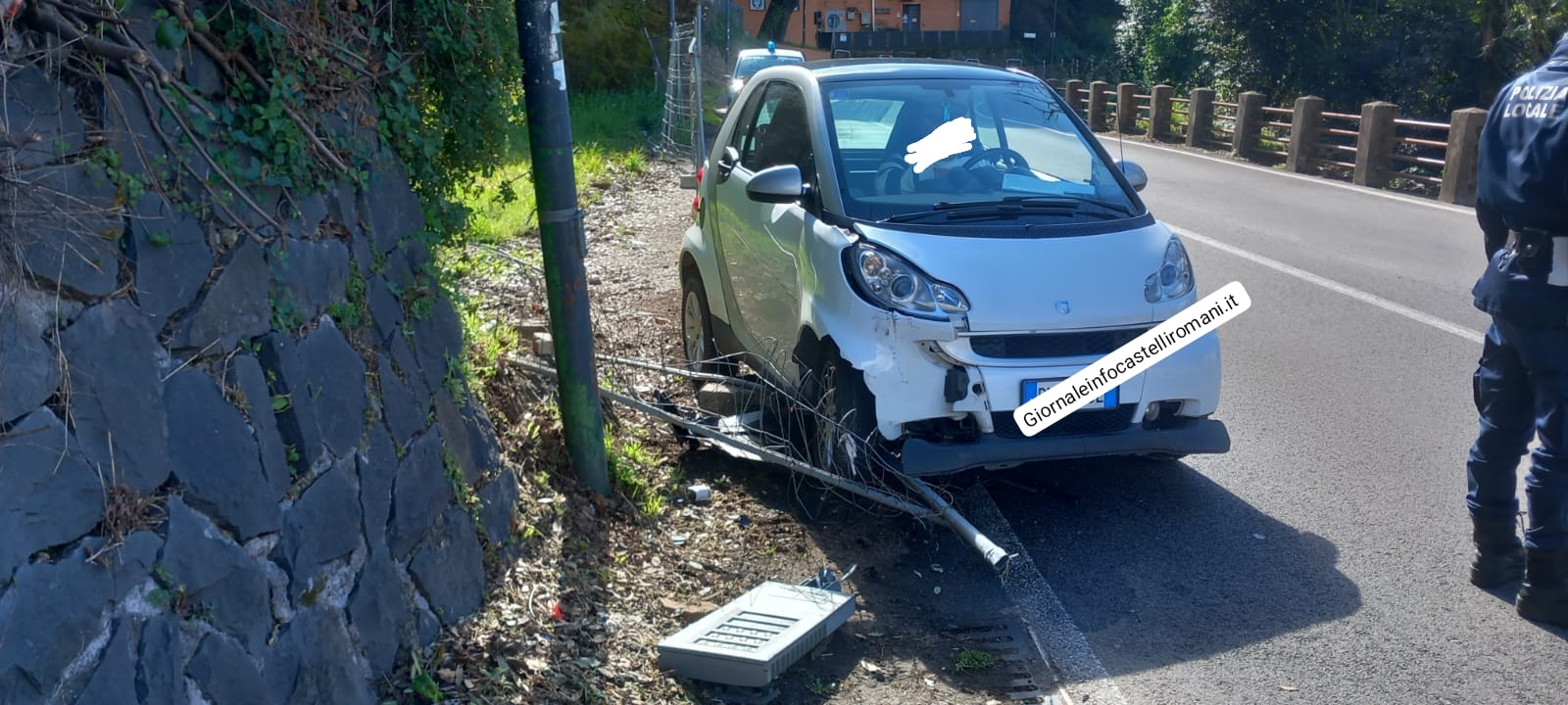 Nemi, auto sbanda e finisce fuori strada su via Nemorense. Nell’urto abbatte palo della luce