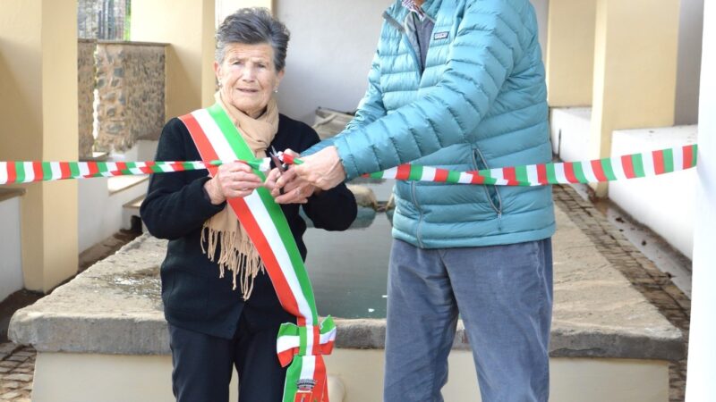 Colonna, riqualificato il “lavatoio”: la signora Piera taglia il nastro della sua amata fontana