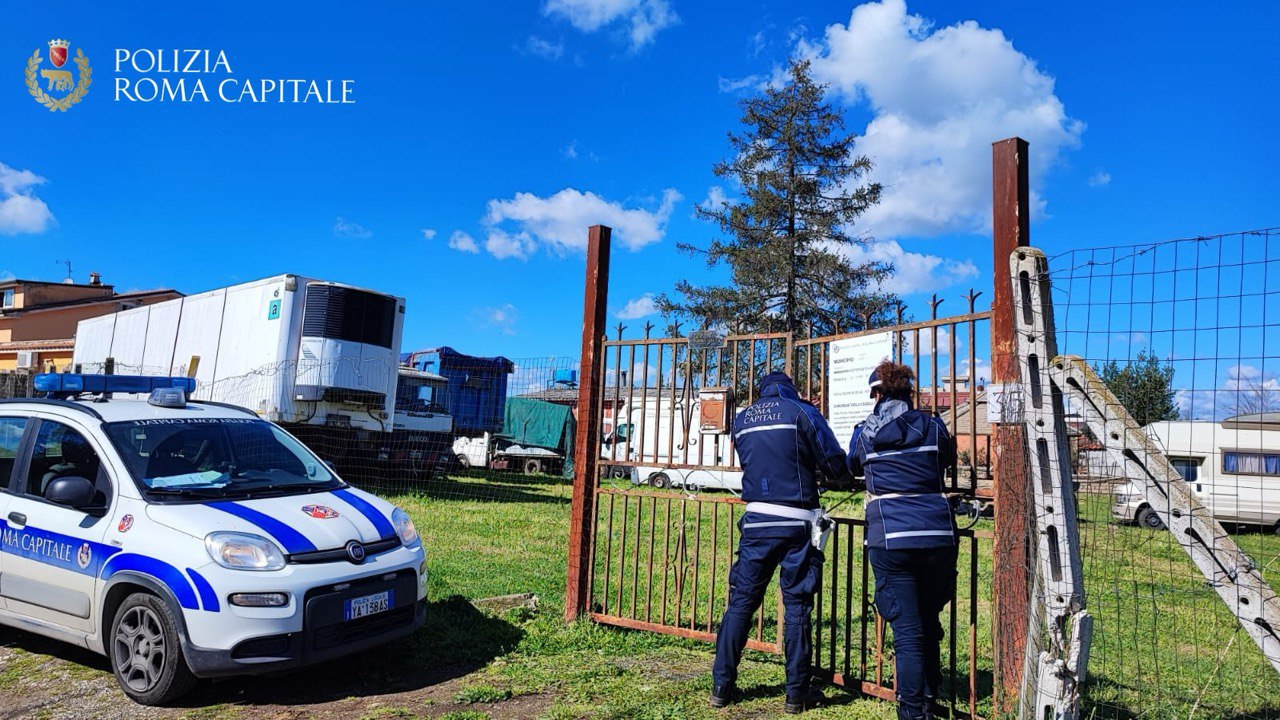 Roma, discarica abusiva e stoccaggio di veicoli pronti per essere trasportati in area extra UE senza alcuna autorizzazione: intervento della Polizia Locale