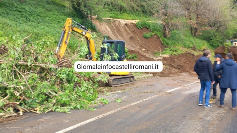 Velletri, grossa frana in nottata a causa delle forti piogge. Chiusa via dei Laghi al chilometro 21.500