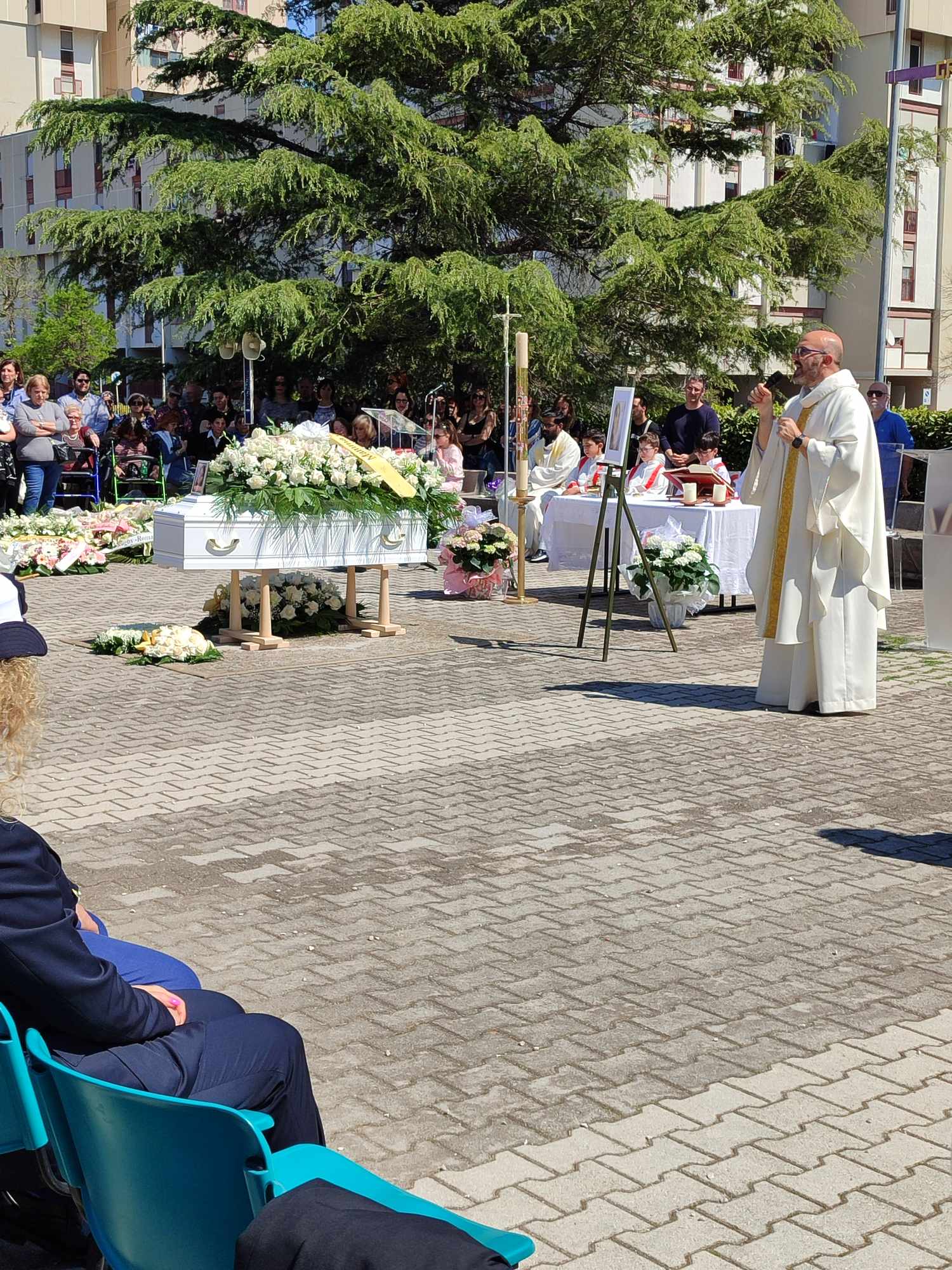 Pomezia in centinaia per il funerale della piccola Regina Pietra, deceduta nell’incidente di via Pontina Vecchia. Foto