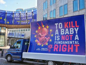 Aborto, Europa. Pro Vita Famiglia. Campagna shock al Parlamento Europeo contro aborto in Carta Diritti UE: “Uccidere un bambino non è un diritto fondamentale”