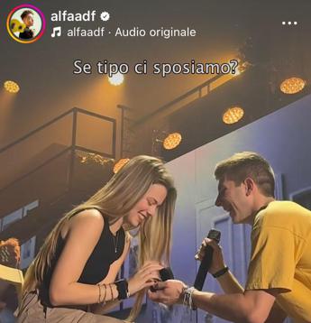 Alfa, proposta di matrimonio a sorpresa sul palco: l’emozione dei fan – Video