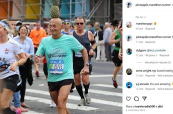 Alla maratona con un ananas in testa, l’impresa di Moshe Lederfien