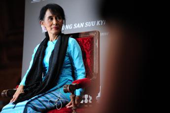 Aung San Suu Kyi esce dal carcere, trasferita agli arresti domiciliari