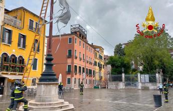 Biennale Arte Venezia, installazione divelta dal vento