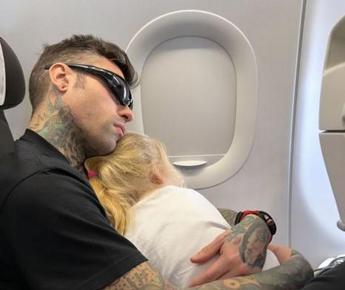 Fedez in volo per Miami: “Finalmente parto con i miei bimbi”