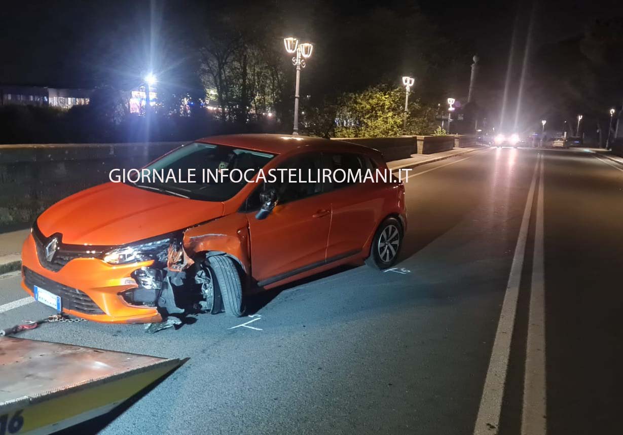 Ariccia, insolito incidente frontale sul Ponte Monumentale, macchina fuori controllo centra altra auto e si cappotta