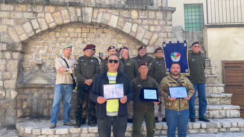 Vallepietra (Roma) i paracadutisti di AssoPar Colline Romane, calano il tricolore dalla Torre Medievale