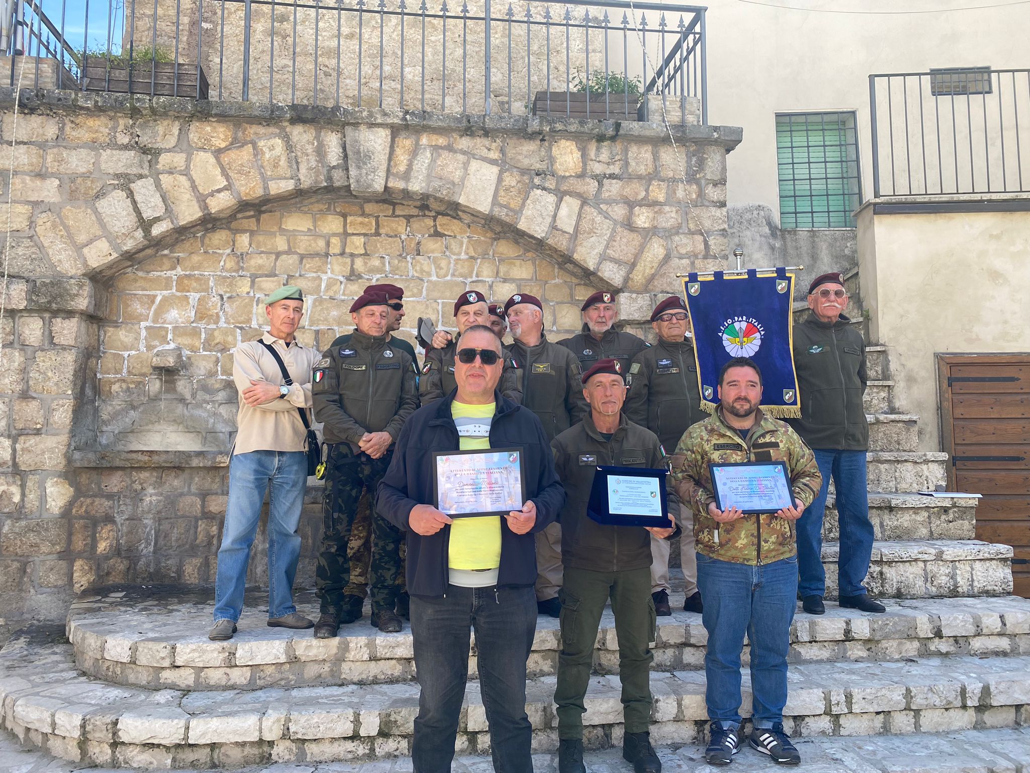 Vallepietra (Roma) i paracadutisti di AssoPar Colline Romane, calano il tricolore dalla Torre Medievale