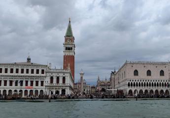 Venezia, pezzi di cemento cadono dal campanile di San Marco: avviati accertamenti