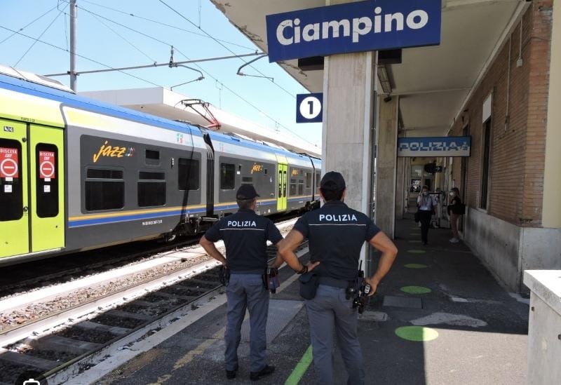 Ciampino, romeno ubriaco semina panico nel supermercato: fermato dalla polizia ferroviaria