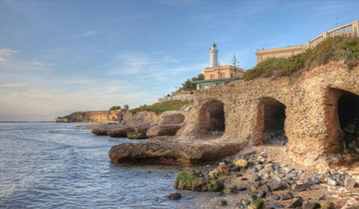 Anzio, crolla falesia a Cincinnato Mare, scattata la chiusura delle spiagge