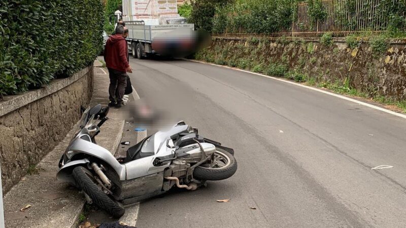 Rocca di Papa, incidente tra un motorino e un camion: grave un ragazzo