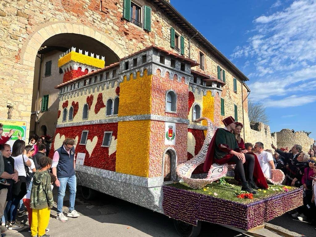 Nemi, “Festa del Tulipano” di Castiglione del Lago (PG): il borgo dei Castelli Romani tra i borghi ospiti con un carro dedicato alle navi di Caligola