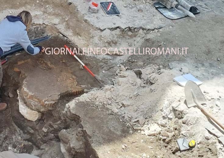 Ariccia, affiorano dei reperti archeologici durante i lavori di scavo nel centro storico. Forse una pavimentazione di epoca romana