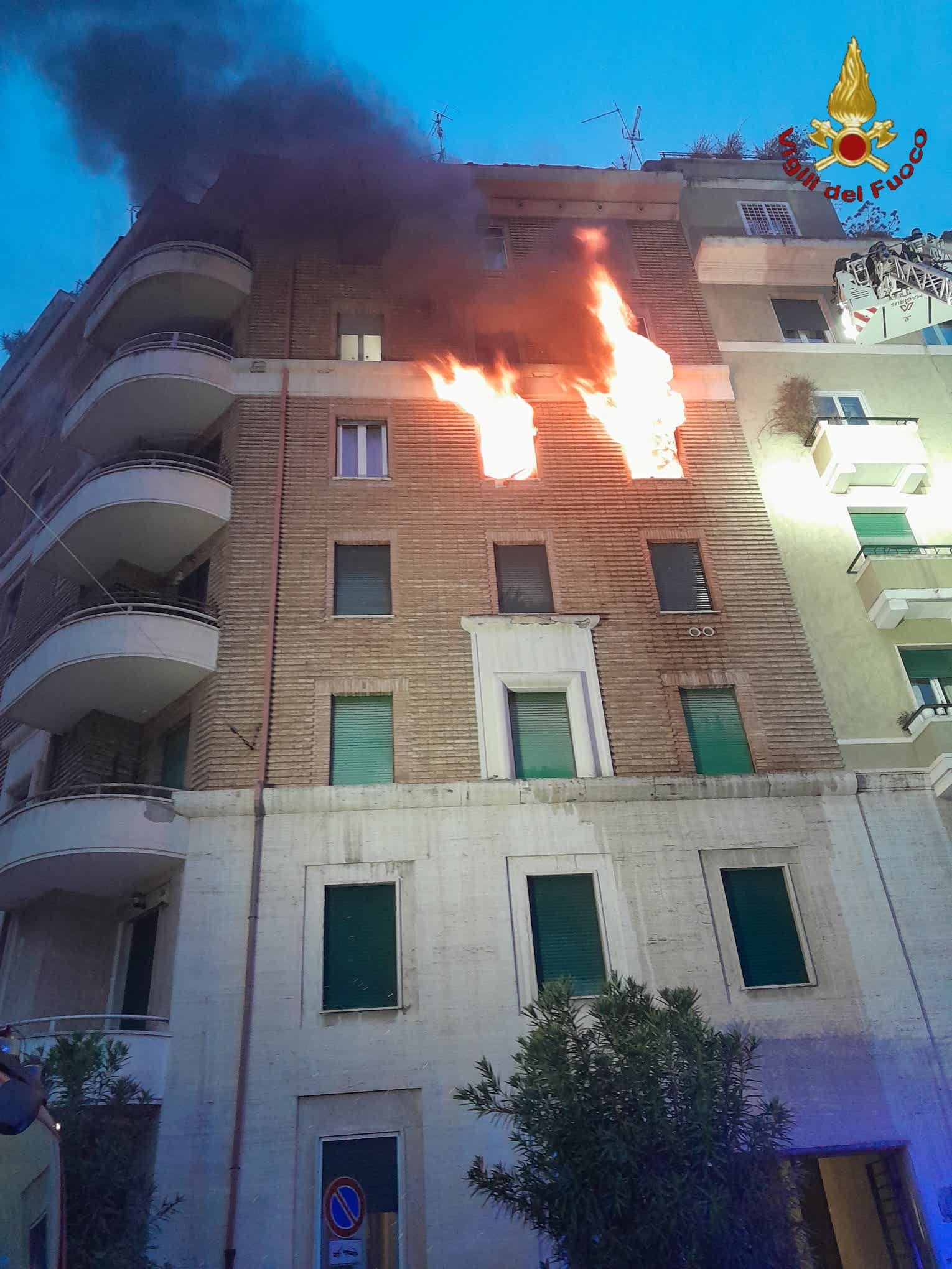 Roma, incendio appartamento in una palazzina. Muore uomo di 70 anni