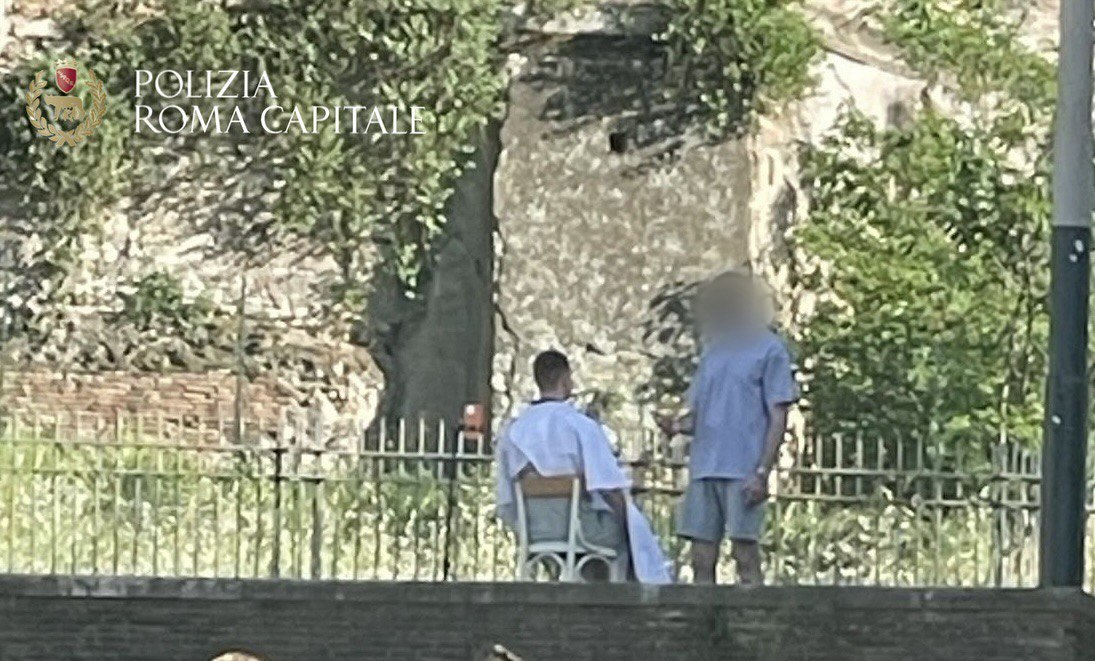 Roma, si finge barbiere e si fa riprendere con un cellulare davanti al Colosseo: intervento della Polizia Locale (foto)