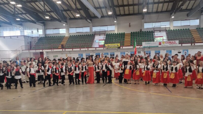 Ariccia, grande spettacolo dei bambini IC Vito Volterra – Plesso Rodari ieri mattina al Palariccia. Con “Canti…amo l’Italia”