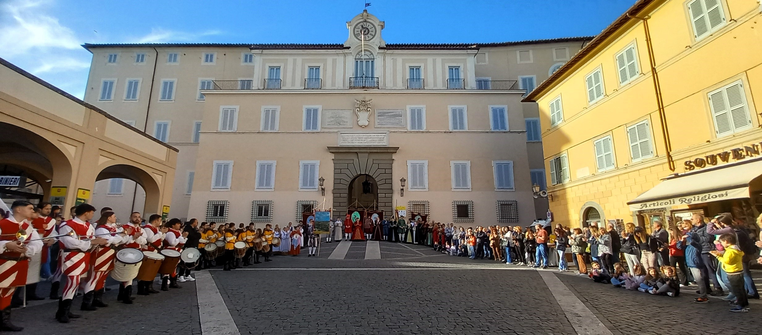 Castel Gandolfo, rievocazione storica del Medioevo in Italia, con l’iniziativa “Castelli Erranti”. Grande partecipazione di pubblico