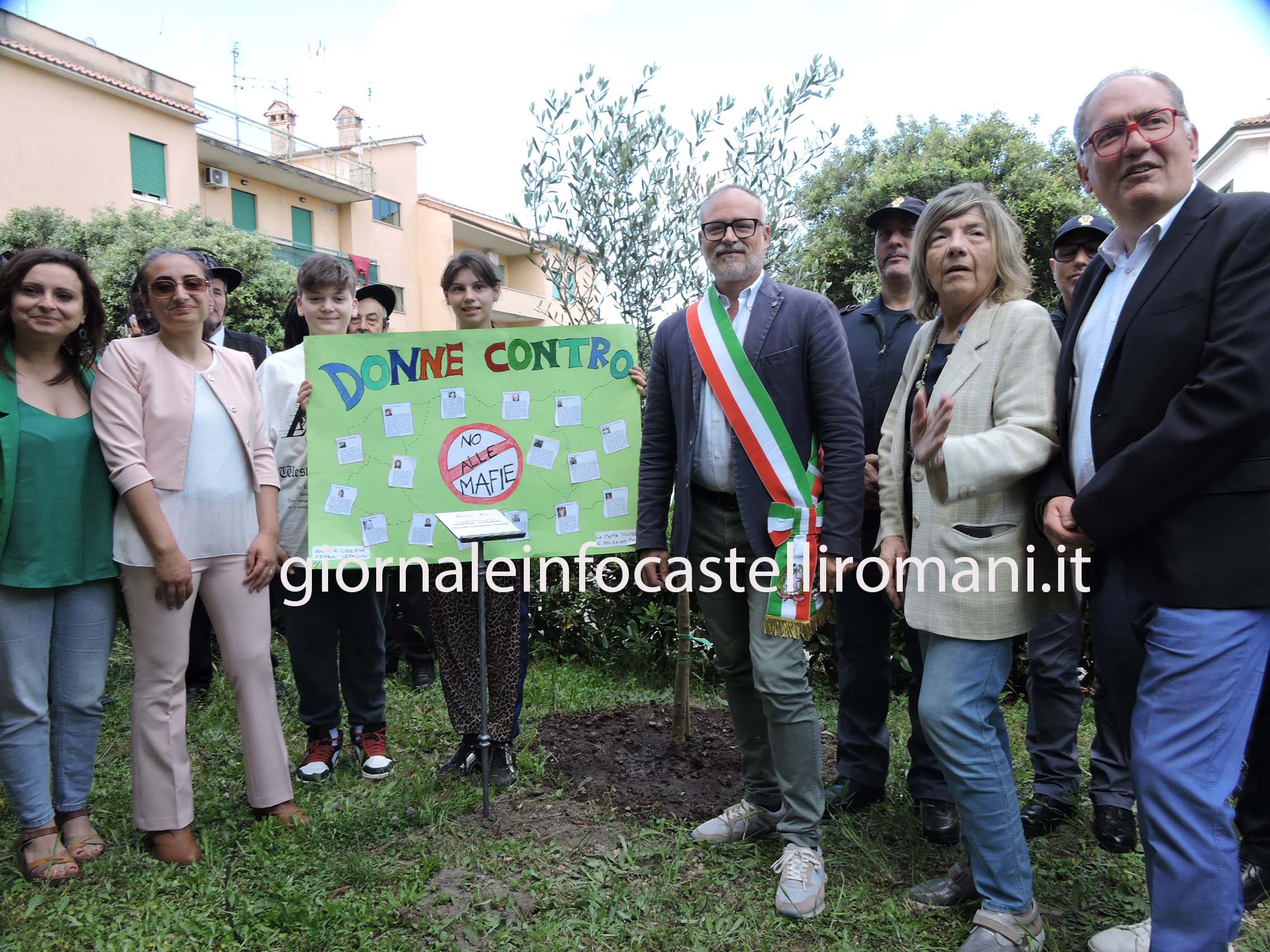 Cecchina, per la Giornata della Legalità, gli alunni dell’Istituto Comprensivo, inaugurano un albero e una targa dedicata a Falcone