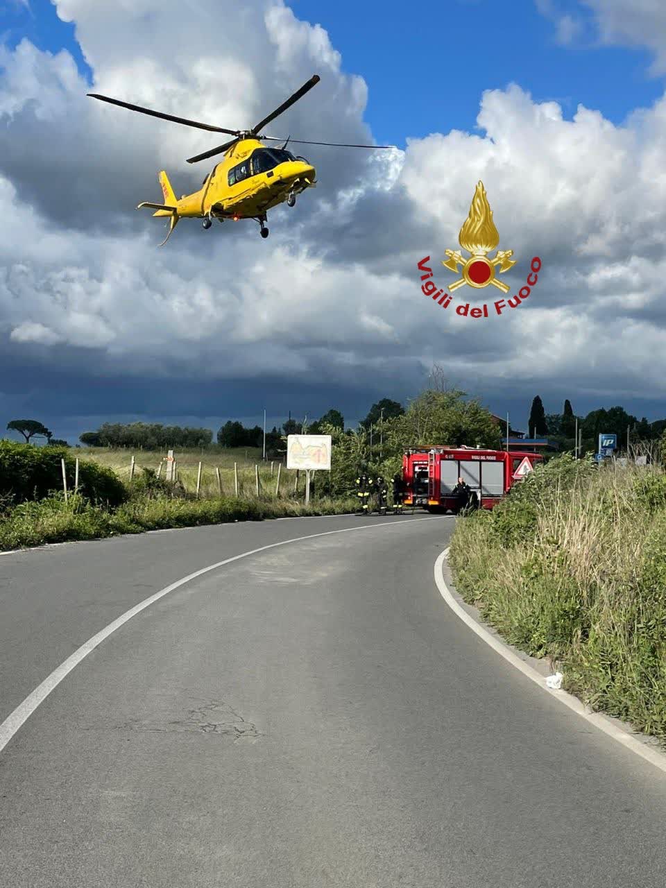 Pomezia, motociclista cade e finisce in un canale salvato dai Vigili del Fuoco