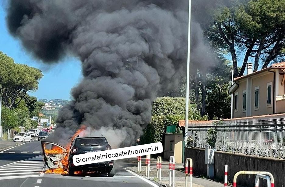 Ciampino ubriaca al volante provoca tamponamento e la sua macchina va a fuoco