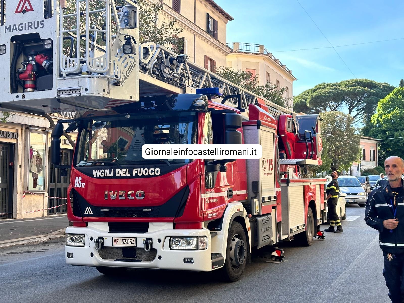 Genzano, crollo di pezzi di cornicione su Corso Gramsci