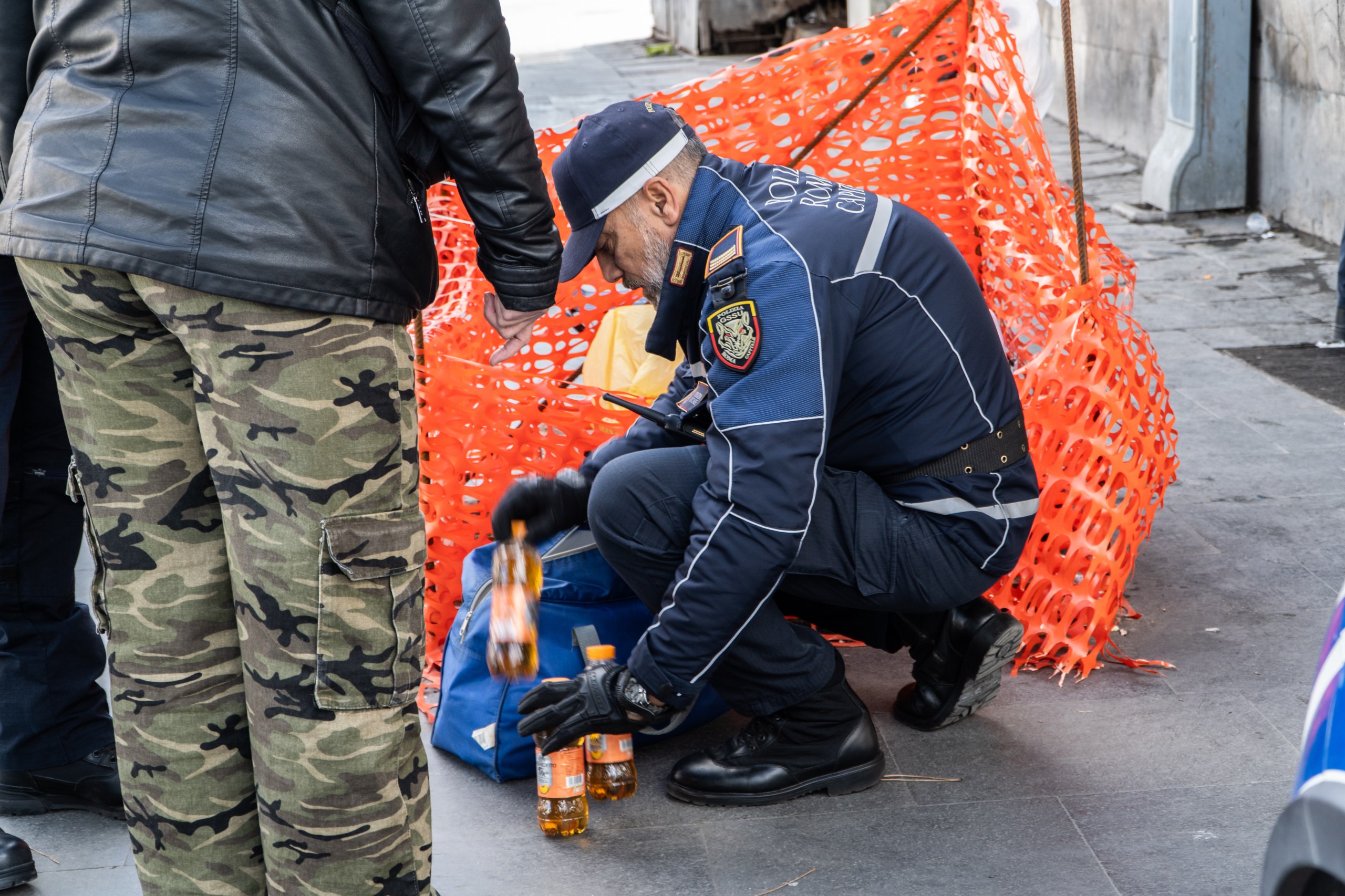 Stazione Termini, proseguono gli interventi anti degrado da parte della Polizia Locale: agenti sequestrano oltre 150 chili di “street food” venduto illegalmente 