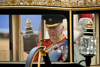 Carlo gioioso ma anche cupo al Trooping the Colour: l’analisi dell’esperto