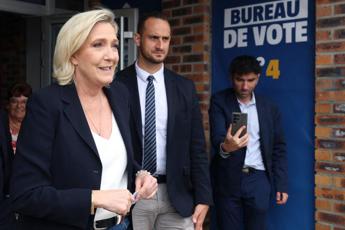 Elezioni Francia, prime proiezioni: Le Pen al 34%, sinistra al 28% e blocco Macron al 22%