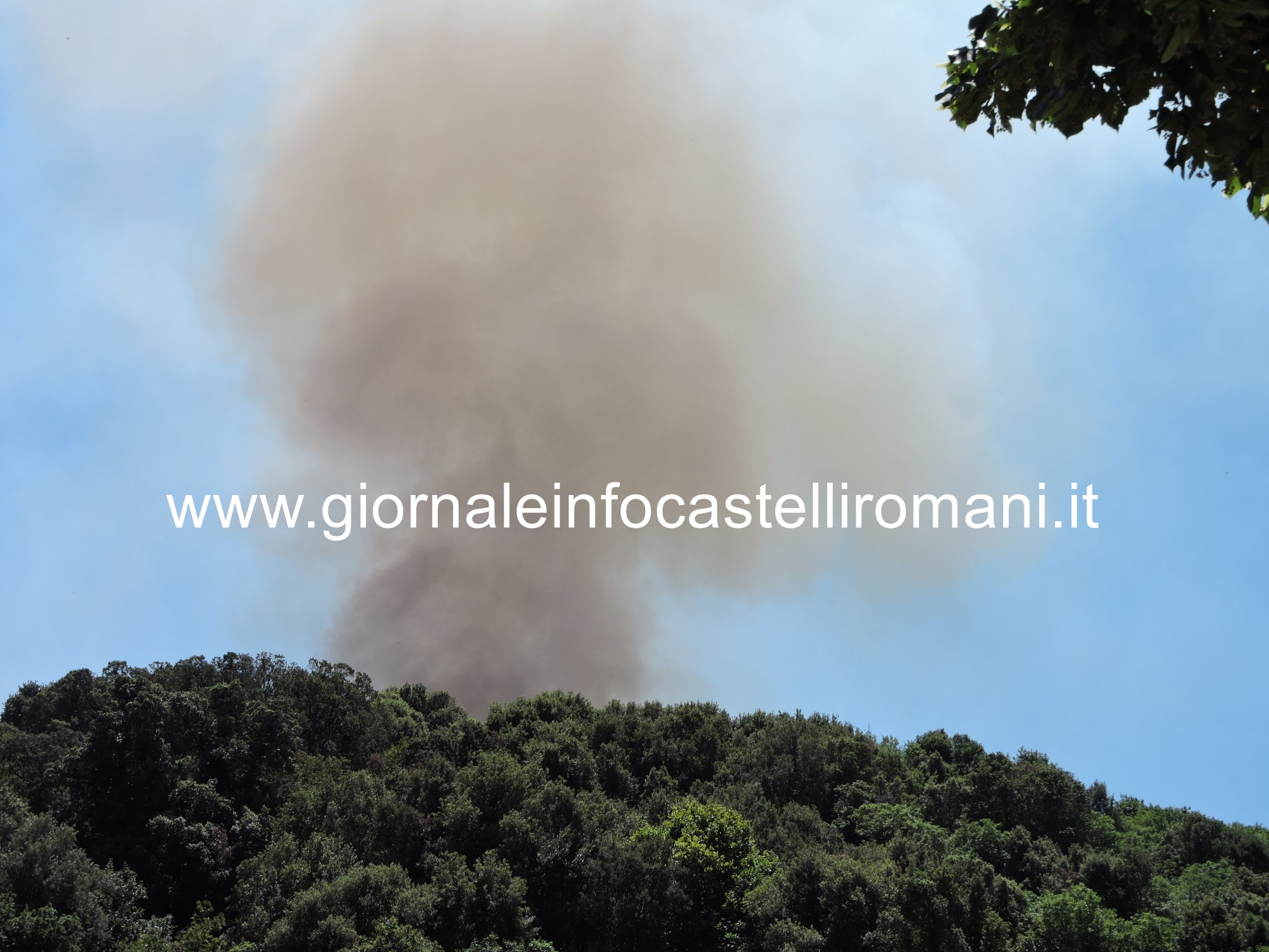 Genzano, incendio Monte due Torri, via dell’Aspro chiusa, sul posto in arrivo mezzi aerei. Presenti da un’ora molte autobotti. Foto e Video