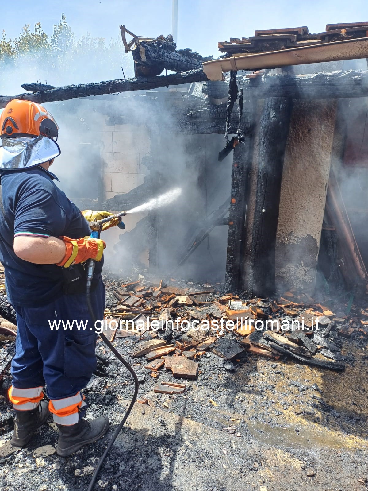 Genzano, pericoloso incendio sta interessando una zona rurale