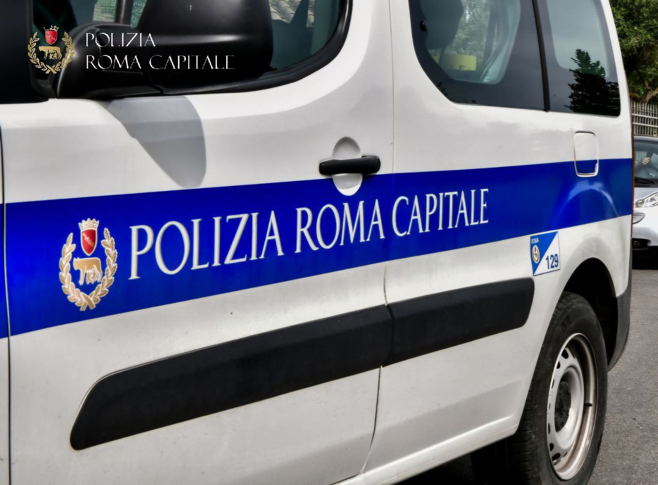 Roma, urta con l’auto i tavolini di un ristorante in zona Trastevere per poi allontanarsi velocemente: sul caso indagini in corso della Polizia Locale