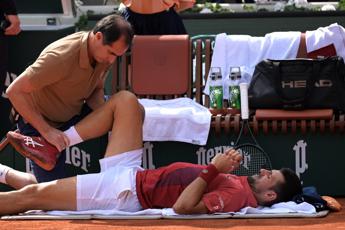 Roland Garros, per Djokovic quarti di finale a rischio: “Non so se ce la farò”